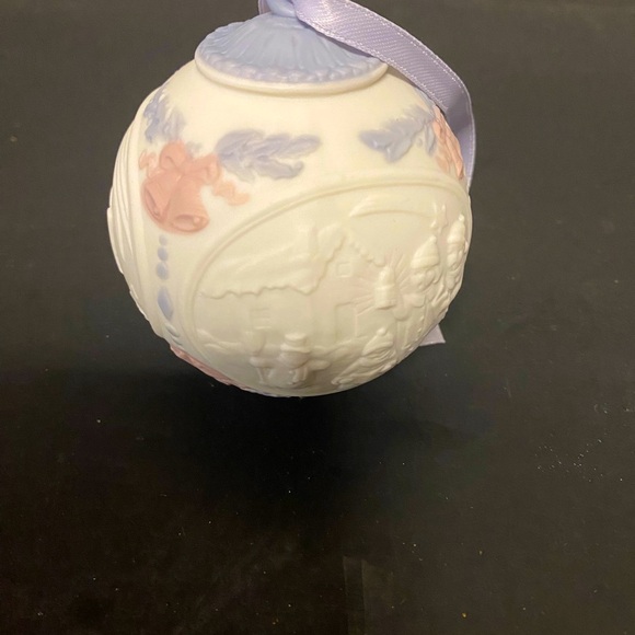 LLADRO 1991 Porcelain Christmas Ball. Retired - Picture 2 of 9
